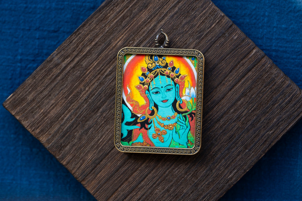 绿度母维系唐卡挂件正面图 Green Tara thangka charm