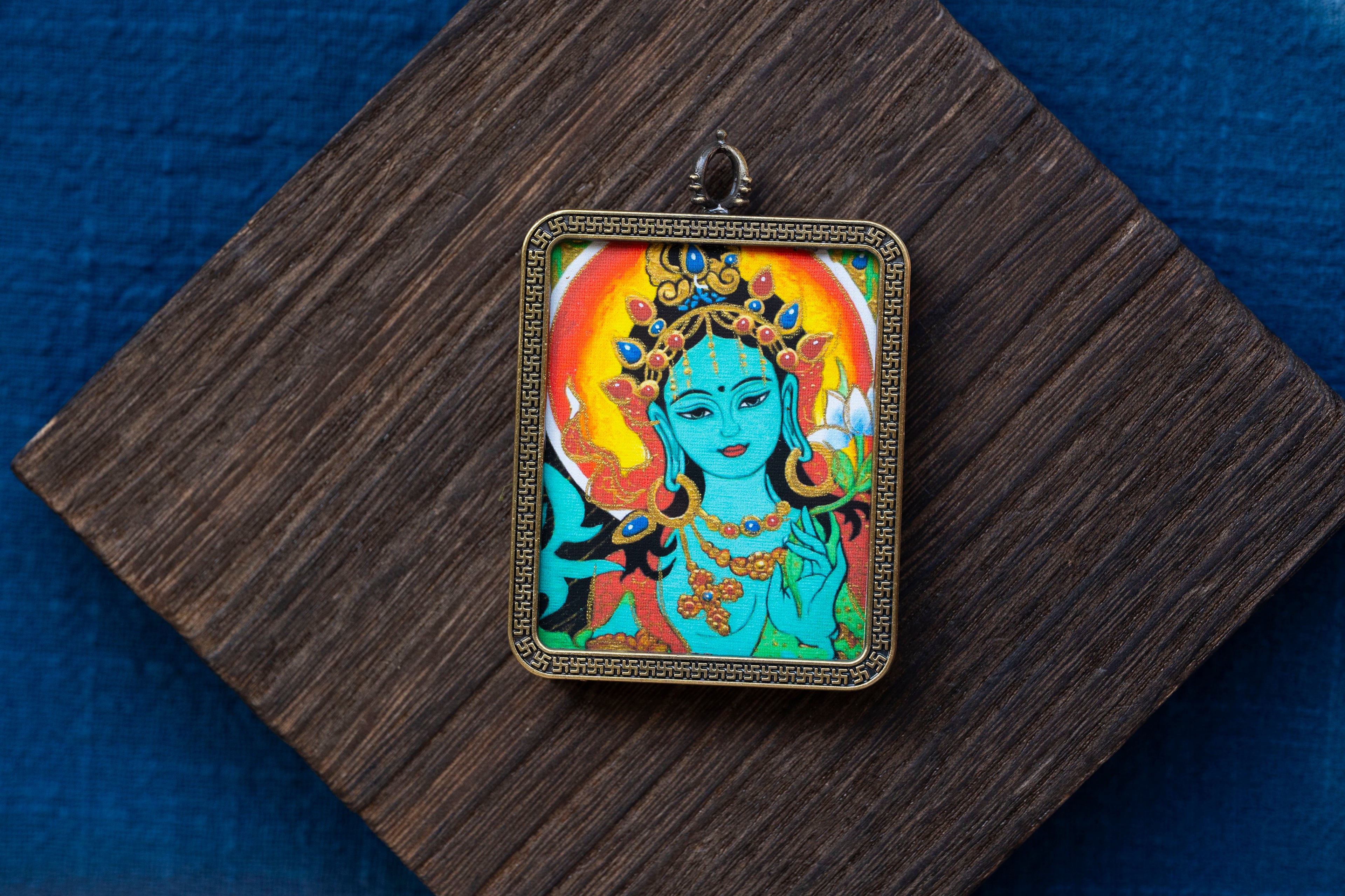 绿度母维系唐卡挂件正面图 Green Tara thangka charm